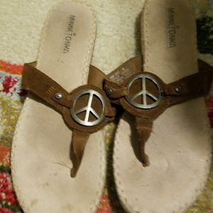 Minetoka peace sign sandals